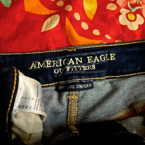 ✨🌺AEO NWOT Floral Embroidered Distressed Short Shorts🌺✨ - Picture 2 of 6